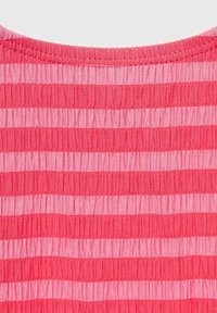 Tissu rayé rose avec une texture plissée, alternant entre sections solides et transparentes. Encolure ronde avec une finition cousue.