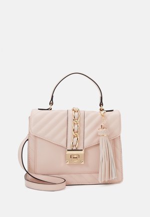 Vaaleanpunainen tekonahkainen käsilaukku, jossa on tikattu kuvio, kultaketju-yksityiskohta, tupsuaksentti ja irrotettava olkahihna. Suorakulmainen muoto ja läppäkiinnitys.