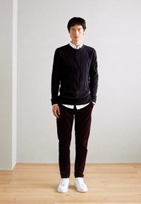 Lindbergh MEGA CABLE O-NECK - Stickad tröja - navy