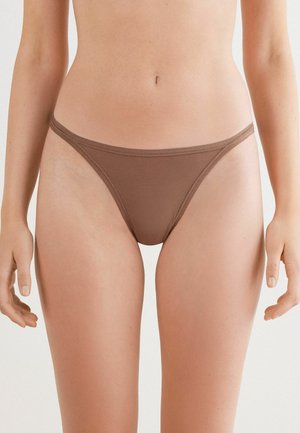 Bruine stringonderbroek gedragen door een model, met een natuurlijke huidskleur en een neutrale achtergrond, met de nadruk op het ontwerp van het kledingstuk.