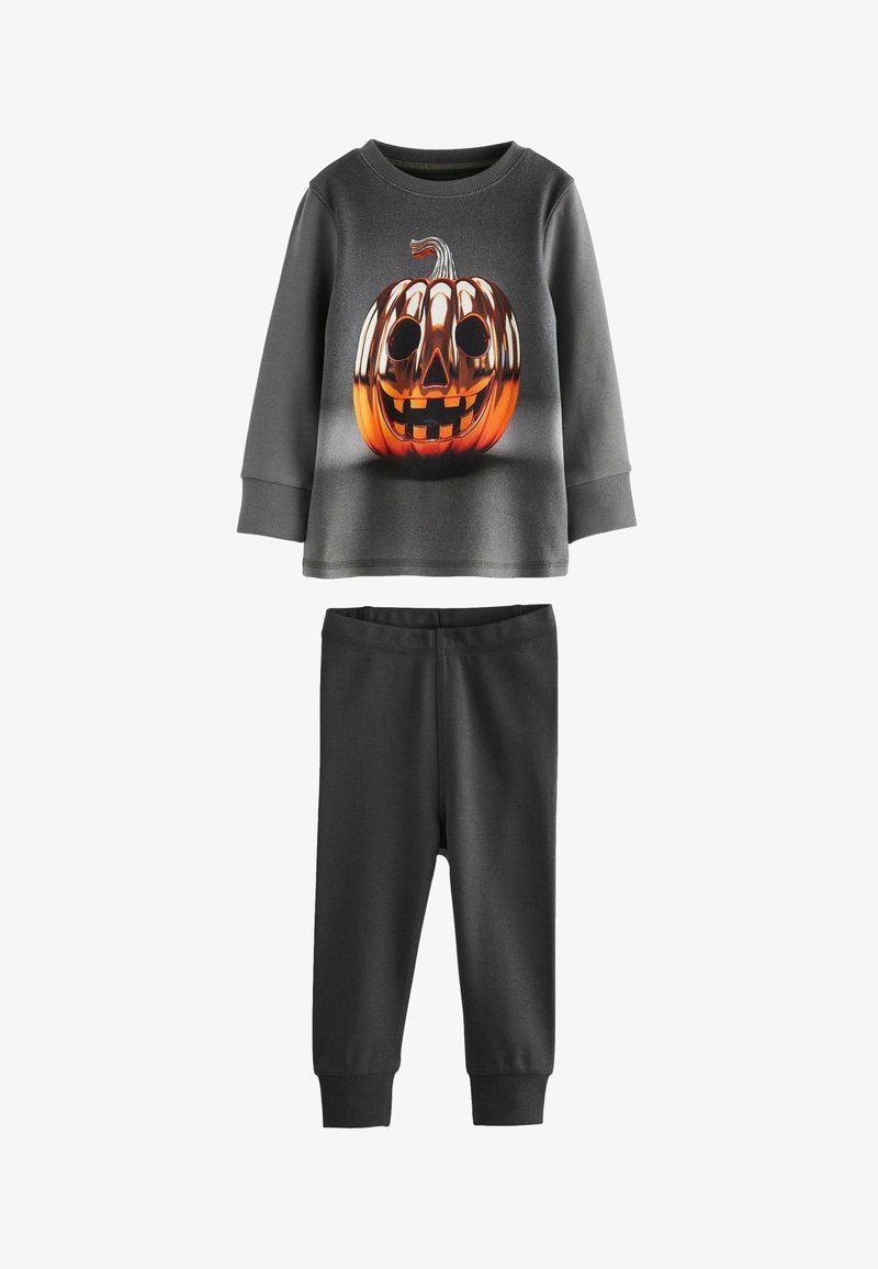 Halloween-inspiriertes Loungewear-Set mit einem grauen Langarmoberteil mit einem Kürbis-Motiv und schwarzen elastischen Bundhosen.