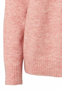 Maglione rosa chiaro lavorato a maglia con una texture morbida. Presenta un orlo e polsini a costine, mostrando un sottile motivo variegato in tutto il capo.