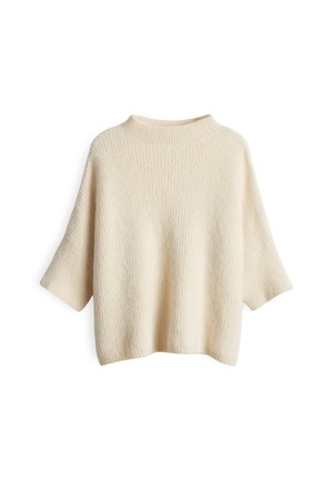 Crème kleurige geribde gebreide trui met een hoge ronde hals en wijde mouwen tot de elleboog, weergegeven op een witte achtergrond.