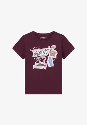 Viininpunainen t-paita, jossa teksti "GUESS", vaaleanpunainen kysymysmerkki ja leopardikuosinen paita, tennarit ja siniset farkut -kuvitus.