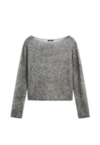 Grå strikket sweater med bred halsudskæring, lange ærmer og cropped design. Blødt, tekstureret stof med et subtilt vertikalt ribmønster.
