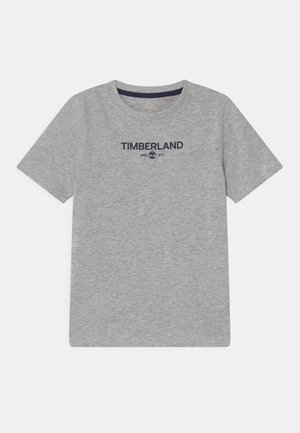 Šedé tričko s krátkým rukávem a kulatým výstřihem s logem "TIMBERLAND" a emblémem stromu potisknutým na hrudi v námořnické modré.