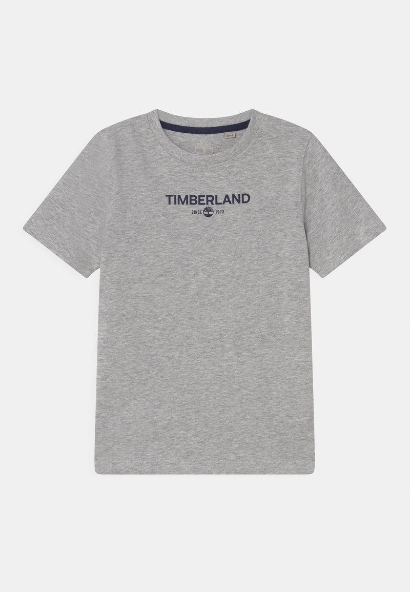Šedé tričko s krátkým rukávem a kulatým výstřihem s logem "TIMBERLAND" a emblémem stromu potisknutým na hrudi v námořnické modré.
