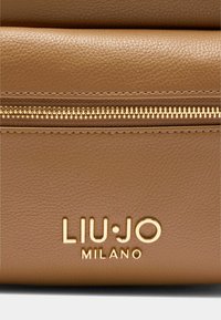Borsa in pelle marrone con zip dorata e logo impresso "LIU·JO MILANO" sul davanti, con una finitura testurizzata.