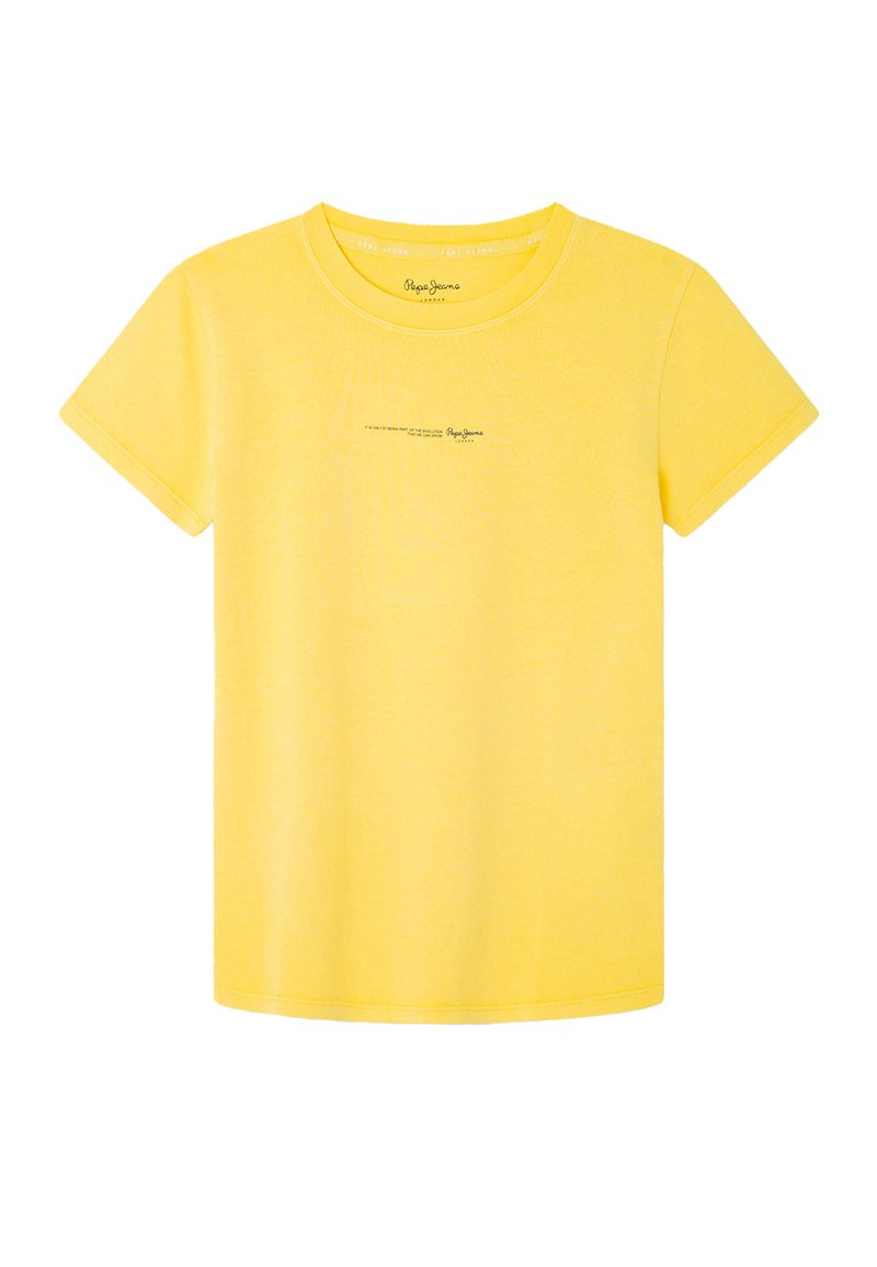 Camiseta de algodón amarilla con mangas cortas y cuello redondo. Presenta un pequeño logo impreso en la parte frontal cerca del cuello. Textura suave.