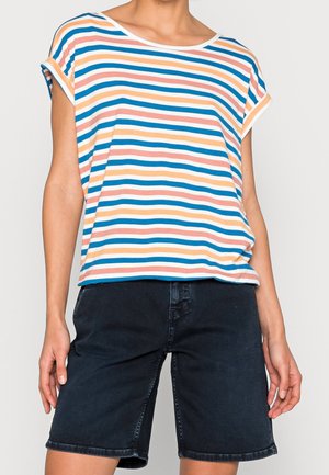 Personne portant une chemise à manches courtes avec des rayures horizontales bleues, oranges et roses et un short en jean foncé.