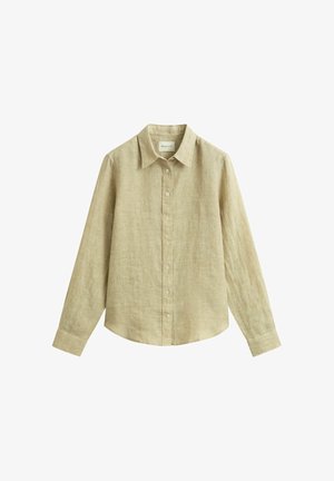 Beige linnen overhemd met lange mouwen, kraag en knopen aan de voorkant, plat neergelegd op een witte achtergrond.