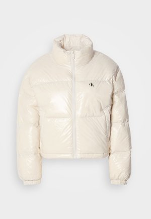 Giacca imbottita corta in materiale lucido bianco sporco, con colletto alto, zip frontale e un piccolo logo nero sul lato sinistro del petto.