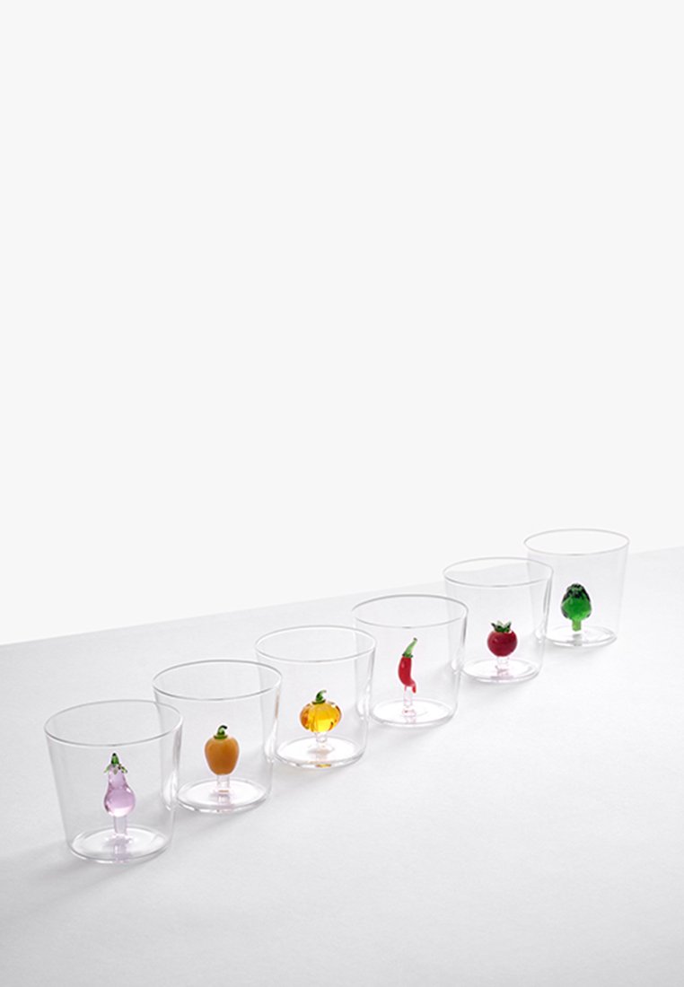 Przezroczyste plastikowe kubki z kolorowymi dodatkami w kształcie warzyw umieszczonymi w każdym kubku. Każdy kubek posiada inny wzór warzyw.