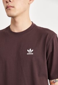 adidas Originals TREFOIL ESSENTIALS - Marškinėliai su spaudiniu - shadow brown