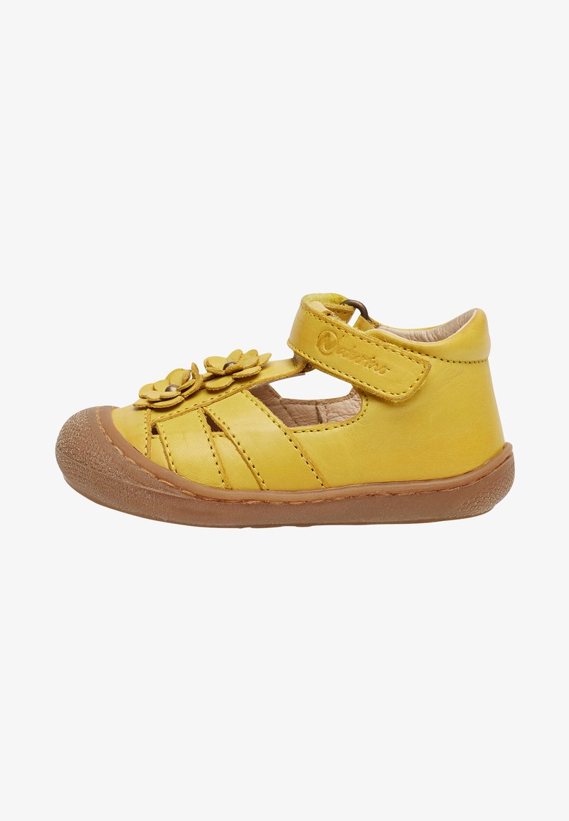 Chaussure en cuir jaune avec un design à côtés ouverts, des accents floraux et une sangle Velcro. Semelle en caoutchouc avec grip texturé.
