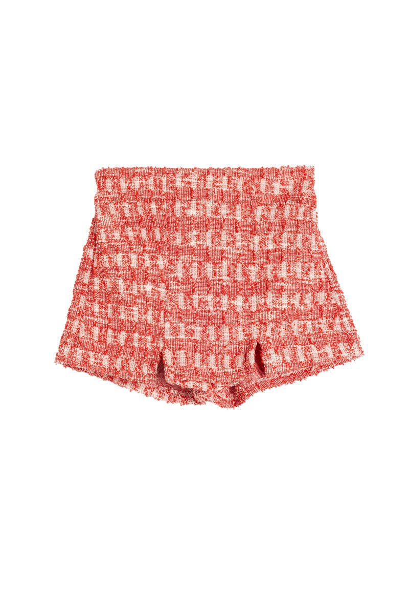 Pantalones cortos trenzados en rojo y blanco con un patrón texturizado de cuadros y una cintura elástica, con un dobladillo deshilachado y un corte relajado.