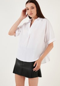 LELA LOOSE FIT - Camicetta - white