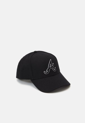 Gorra de béisbol negra con visera curvada y una letra "A" estilizada bordada en blanco en el panel frontal.