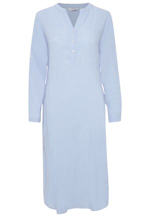 Lichtblauwe jurk met lange mouwen, gemaakt van textuurstof met een V-halslijn, knoopdetails aan de voorkant en zijsplitten.