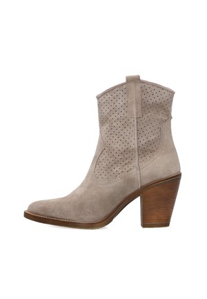 Kotníková bota z taupe semiše s perforovaným svrškem, poutkem na tahání, kulatou špičkou a podpätkem z vrstveného dřeva.