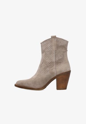 Beżowo-szare zamszowe botki za kostkę z perforowaną cholewką, pętelką do szarpania, zaokrąglonym noskiem i warstwowym, drewnianym obcasem na słupku.