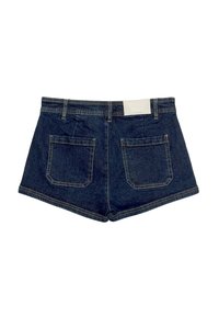 Jeansshorts med en mörk indigo tvätt, med en platt midja, två bakfickor och en vit etikett längst upp i mitten på baksidan.