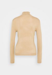 Pull à col roulé à manches longues beige avec poignets et ourlet côtelés, vu de dos sur un fond blanc.