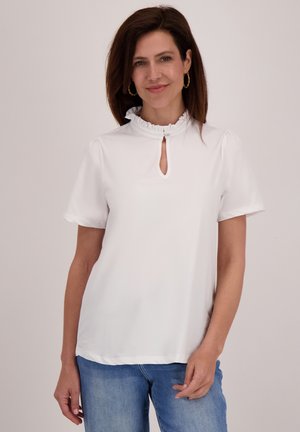 Witte blouse met korte mouwen, een gerimpelde kraag en een keyhole-halslijn detail. Glad materiaal en een relaxte pasvorm, gecombineerd met blauwe denim jeans.