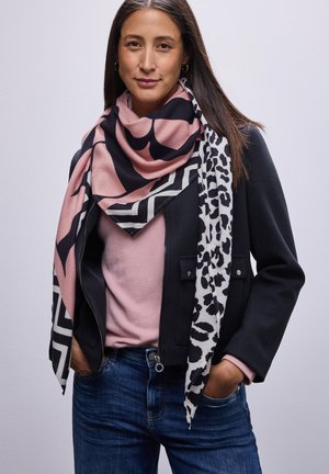 Grote driehoekige sjaal met een roze en zwart abstract patroon, met een luipaardprint en geometrisch ontwerp aan de andere kant.
