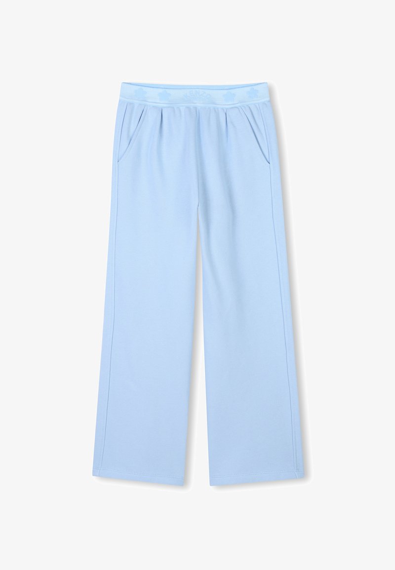 Pantalons larges bleu clair fabriqués en tissu doux, dotés d'une ceinture avec un logo subtil et de deux poches latérales.