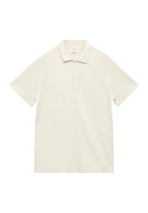 Pikétröja i off-white, tillverkad av mjukt tyg. Har en klassisk krage, korta ärmar och en tre-knapps knäppning. Subtil texturdetalj.