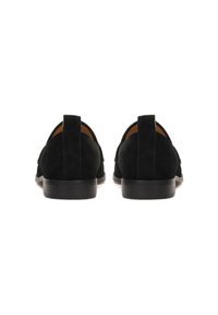 Scarpe in suede nero con una superficie liscia, punta arrotondata, tacco basso e linguetta sul retro. Design semplice senza ulteriori decorazioni.