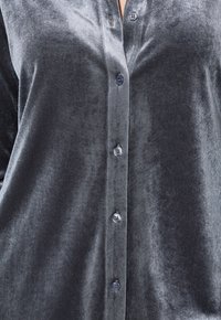Samtshirt in dunkelgrau, mit einer Knopfleiste aus sechs Knöpfen und einer glatten Textur. Lange Ärmel und klassischer Kragenstil.
