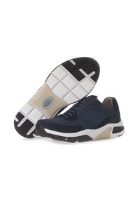 Baskets navy avec des accents en maille et des détails en daim. Semelle intermédiaire blanche épaisse avec une semelle extérieure en caoutchouc noir, présentant un motif de texture pour une meilleure adhérence.