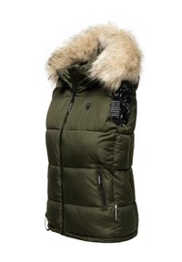 Zeleni puffa prsluk s kapuljačom obloženom krznom, džepovima sa patentnim zatvaračem i kviltanom teksturom. Ima logo sprijeda i uzorkovanu unutrašnju podstavu.