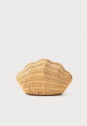 Vævet rattan håndtaske formet som en kammusling med naturlig lysebrun farve og afrundede, strukturerede kanter.