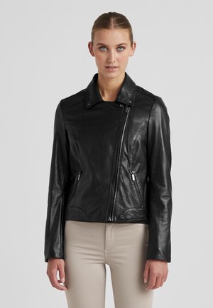 Schwarze Lederjacke mit durchgehendem Reißverschluss, schrägem Kragen und Seitentaschen. Glatte Textur, taillierter Schnitt und minimalistisches Design.