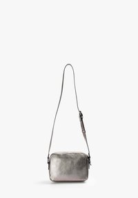Bolso bandolera metálico plateado con forma rectangular. Presenta una textura suave, correa ajustable y cierre con cremallera.