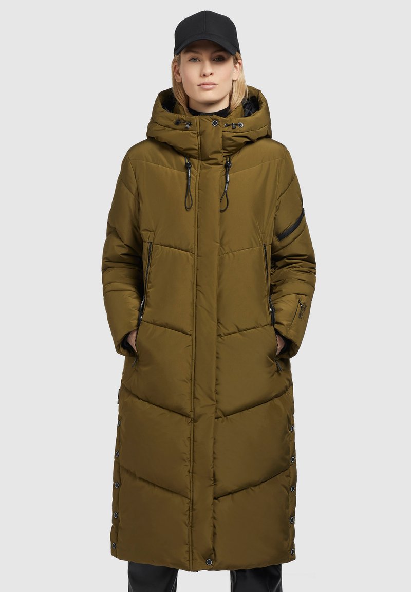 Olijfgroene lange pufferjack met een capuchon, voorzien van een rits aan de voorkant, elastische trekkoorden, zijzakken en drukknoopjes langs de zoom.