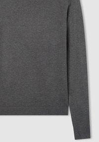 Szary sweter dzianinowy z długimi rękawami, prążkowanymi mankietami i dołem. Gładka tekstura, regularny krój, minimalistyczny design bez ozdób czy wzorów.