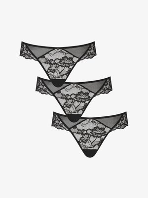 Tričko z čiernej čipky s kvetinovými vzormi a chlopňovými okrajmi usporiadané v striedavom vertikálnom stohu na bielom pozadí.