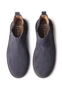 Marineblaue Wildleder-Stiefeletten mit runder Zehenform und elastischen Seiteneinsätzen, verziert mit kontrastierendem weißen Nähten und einer flachen Gummisohle.