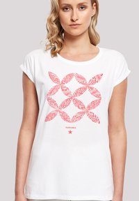 Weißes kurzärmliges Baumwoll-T-Shirt mit einem pinken Blättermuster in einer kreisförmigen Anordnung, mit dem Wort „FANTASTIC“ und einem roten Stern.