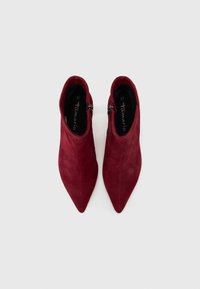 Stivaletti alla caviglia in suede rosso con punta affusolata, chiusura con zip su un lato, superficie liscia e soletta imbottita, misura 37.