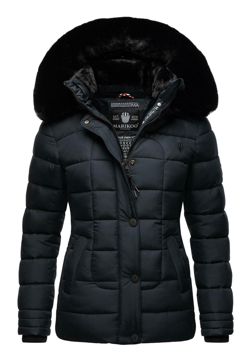 Schwarze Pufferjacke mit großem Kunstfellkapuze, gestepptem Design, Knopfverschluss vorne, zwei Seitentaschen und gerippten Bündchen. Isoliert für Wärme.