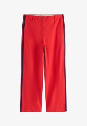 Pantaloni roșii cu croială dreaptă, dungi negre laterale, buzunare frontale, bucle pentru curea și închidere cu nasture în talie.