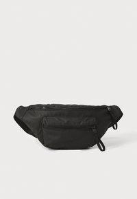 Sac banane noir en nylon de forme arrondie, équipé de deux poches zippées et d'une sangle ajustable. Texture lisse avec un design minimaliste.