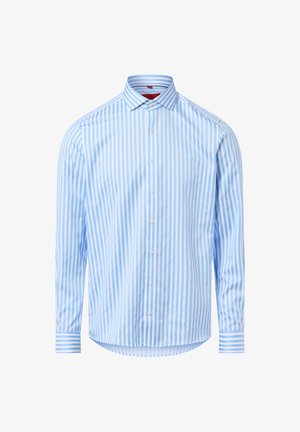 Camicia con bottoni a righe azzurro chiaro e bianco, maniche lunghe, colletto e orlo arrotondato. Il tessuto sembra liscio con una texture morbida.