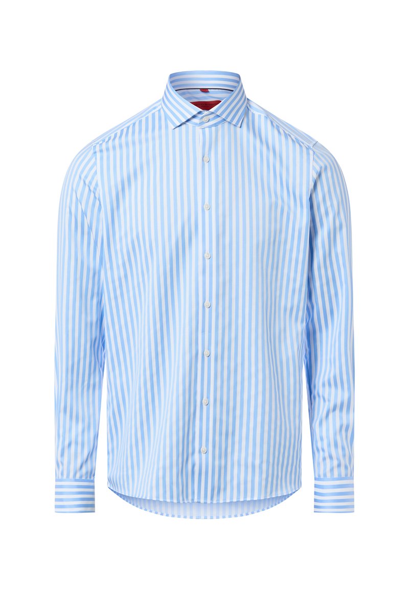 Camicia con bottoni a righe azzurro chiaro e bianco, maniche lunghe, colletto e orlo arrotondato. Il tessuto sembra liscio con una texture morbida.