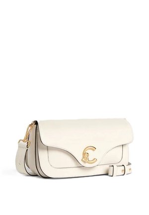 Borsa a tracolla in pelle color crema con chiusura dorata e tracolla regolabile su sfondo bianco.